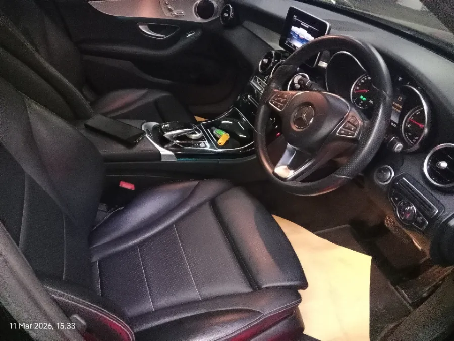 Foto Mobil Bekas Kabin Depan Mercedes-Benz C200 2.0 W205 tahun 2018