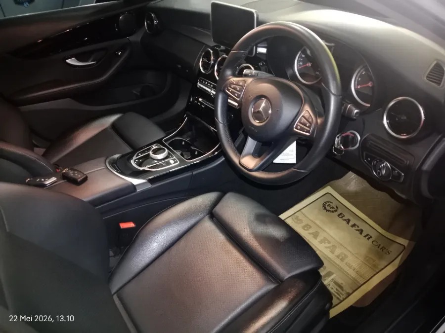 Foto Mobil Bekas Kabin Depan Mercedes-Benz C200 2.0 W205 tahun 2018