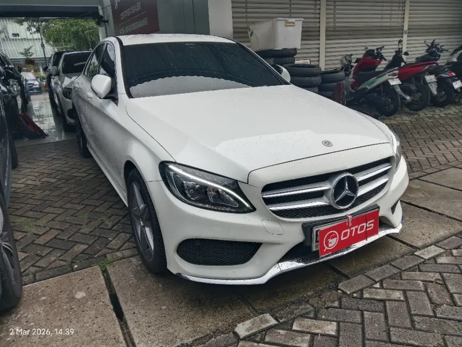 Foto Mobil Bekas Kanan Depan Mercedes-Benz C200 2.0 W205 tahun 2018