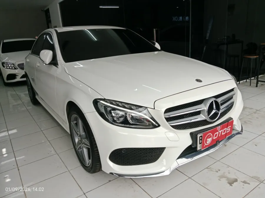Foto Mobil Bekas Kanan Depan Mercedes-Benz C200 2.0 W205 tahun 2018