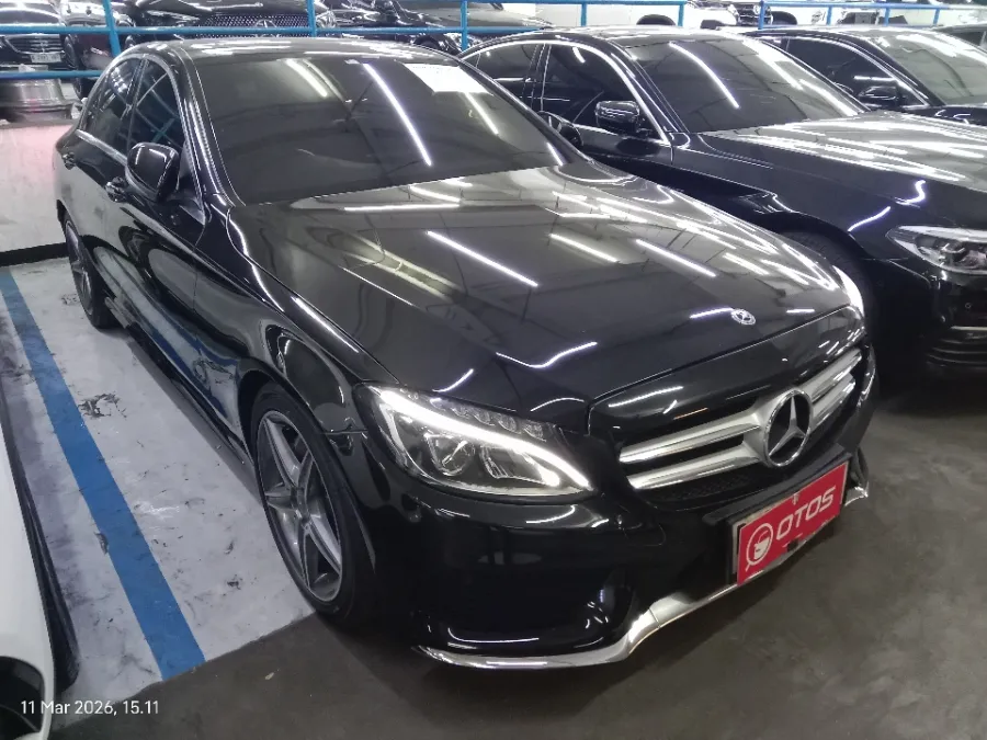 Foto Mobil Bekas Kanan Depan Mercedes-Benz C200 2.0 W205 tahun 2018
