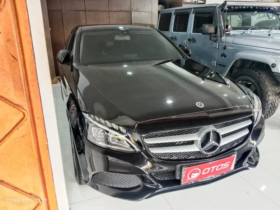 Foto Mobil Bekas Kanan Depan Mercedes-Benz C200 2.0 W205 tahun 2018