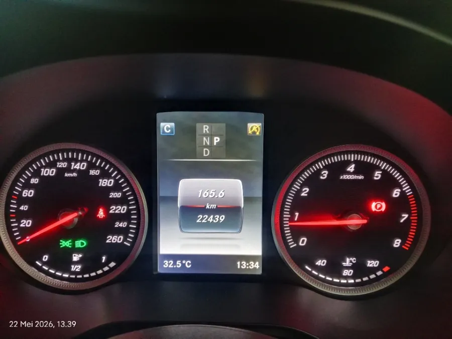 Foto Mobil Bekas Odometer Mercedes-Benz C200 2.0 W205 tahun 2018