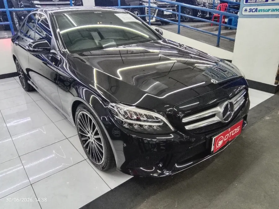 Foto Mobil Bekas Kanan Depan Mercedes-Benz C200 2.0 W205 tahun 2019