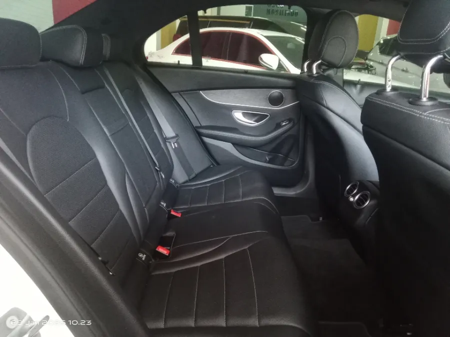 Foto Mobil Bekas Kabin Belakang Mercedes-Benz C200 2.0 W205 tahun 2020