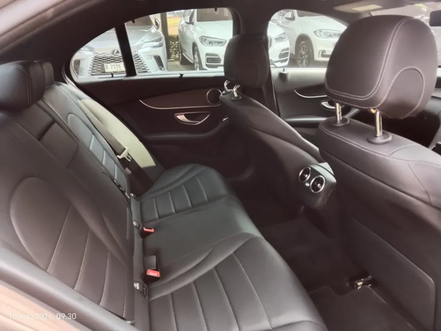 Foto Mobil Bekas Kabin Belakang Mercedes-Benz C200 2.0 W205 tahun 2020