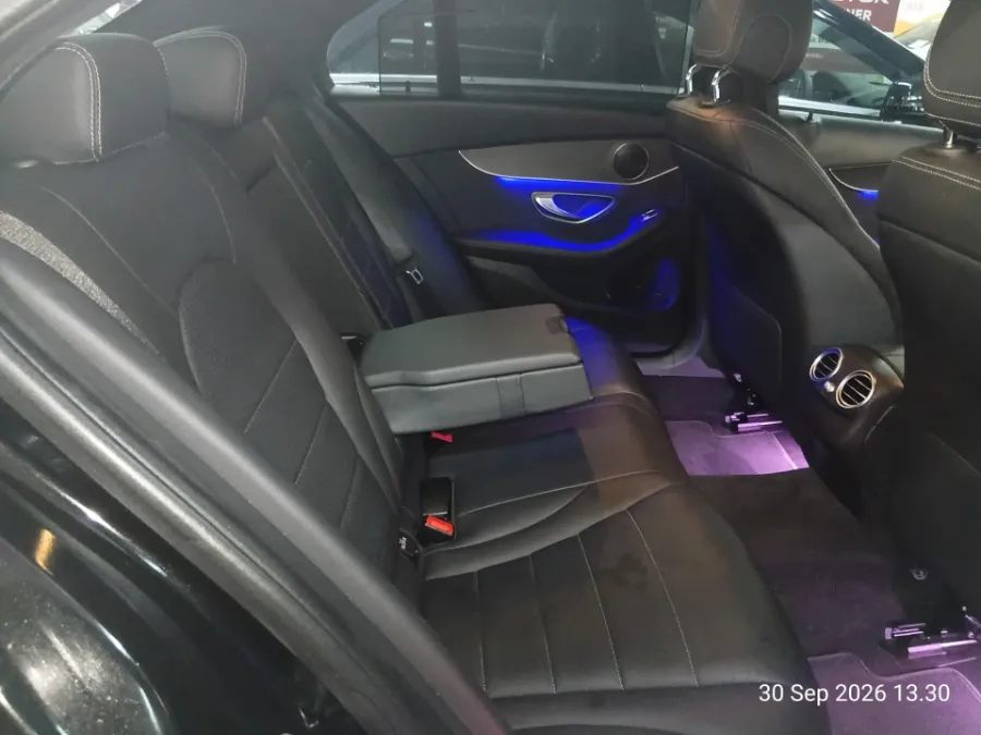 Foto Mobil Bekas Kabin Belakang Mercedes-Benz C200 2.0 W205 tahun 2020