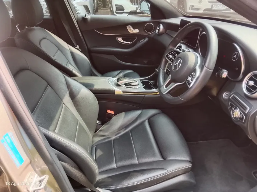 Foto Mobil Bekas Kabin Depan Mercedes-Benz C200 2.0 W205 tahun 2020