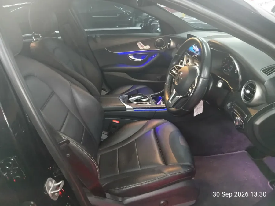 Foto Mobil Bekas Kabin Depan Mercedes-Benz C200 2.0 W205 tahun 2020