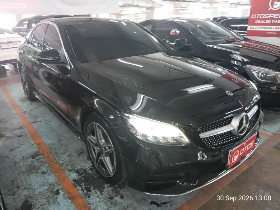 Foto Mobil Bekas Kanan Depan Mercedes-Benz C200 2.0 W205 tahun 2020