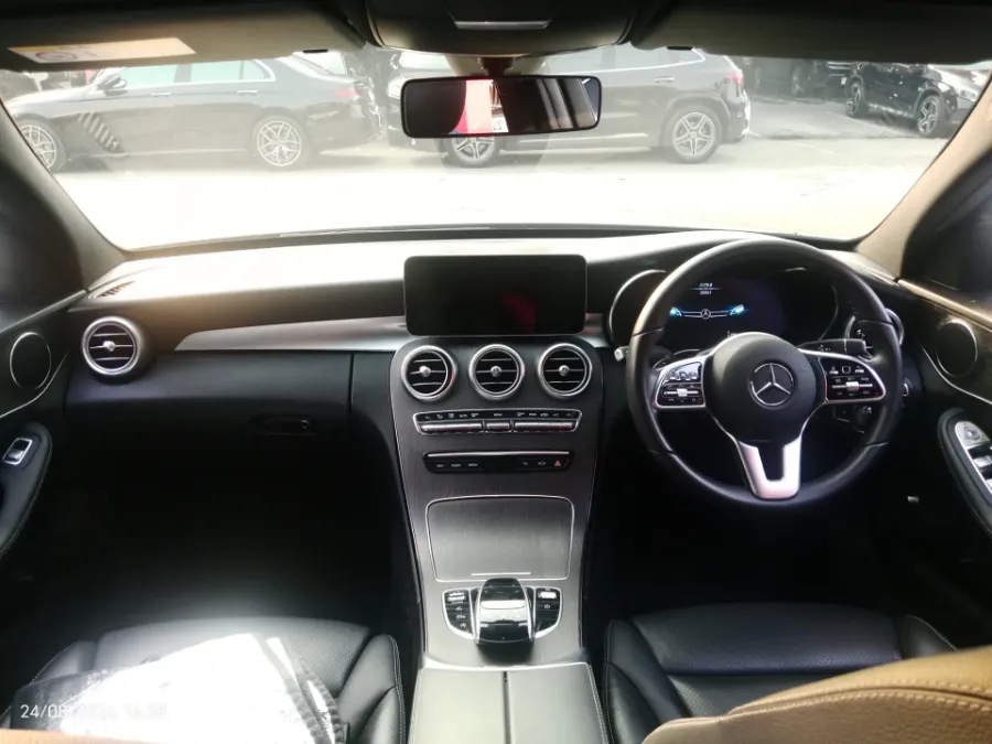 Foto Mobil Bekas Dashboard Mercedes-Benz C200 2.0 W205 tahun 2021