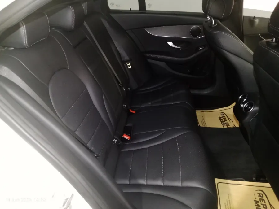 Foto Mobil Bekas Kabin Belakang Mercedes-Benz C200 2.0 W205 tahun 2021