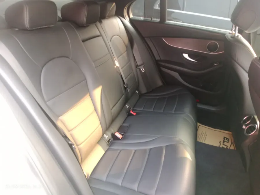 Foto Mobil Bekas Kabin Belakang Mercedes-Benz C200 2.0 W205 tahun 2021