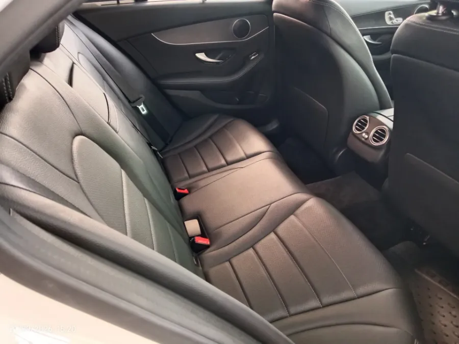 Foto Mobil Bekas Kabin Belakang Mercedes-Benz C200 2.0 W205 tahun 2021