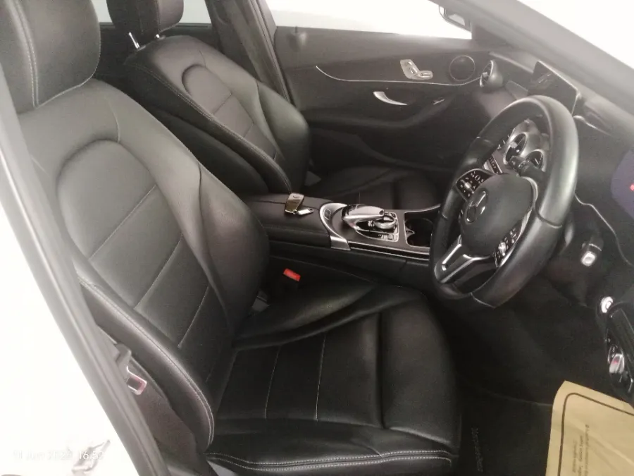 Foto Mobil Bekas Kabin Depan Mercedes-Benz C200 2.0 W205 tahun 2021
