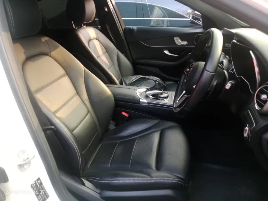 Foto Mobil Bekas Kabin Depan Mercedes-Benz C200 2.0 W205 tahun 2021
