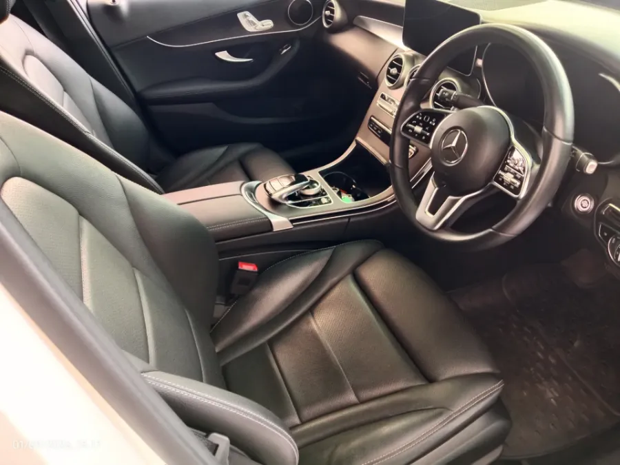 Foto Mobil Bekas Kabin Depan Mercedes-Benz C200 2.0 W205 tahun 2021