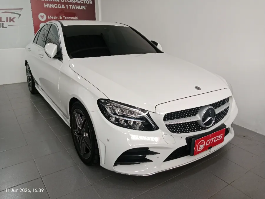 Foto Mobil Bekas Kanan Depan Mercedes-Benz C200 2.0 W205 tahun 2021