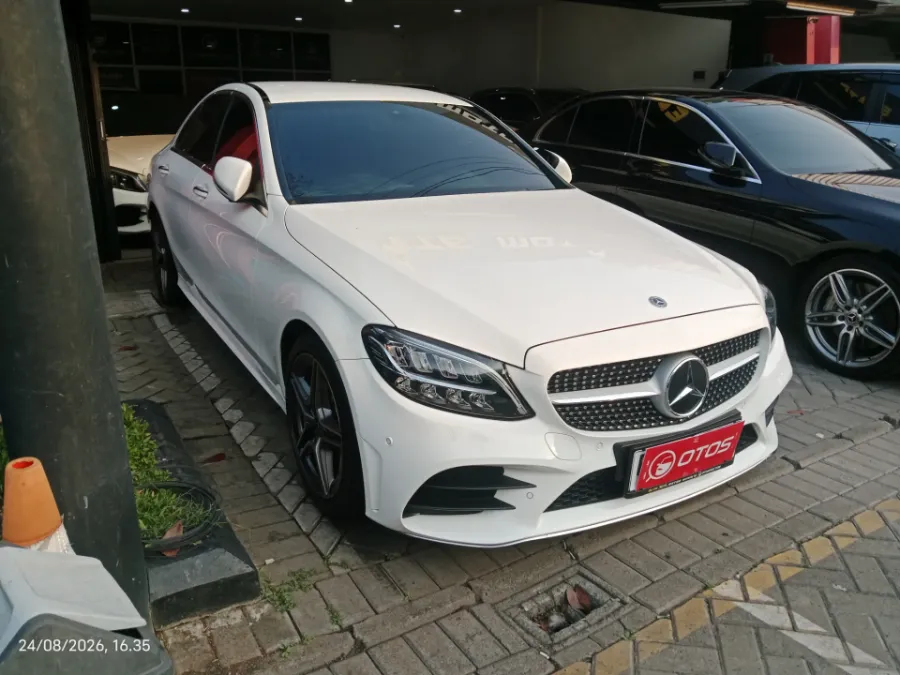 Foto Mobil Bekas Kanan Depan Mercedes-Benz C200 2.0 W205 tahun 2021