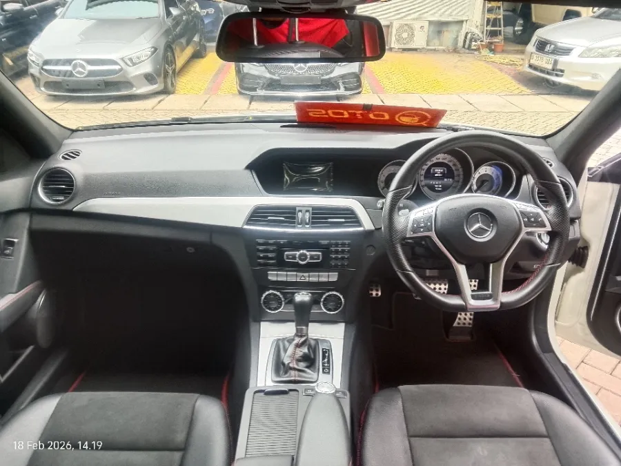 Foto Mobil Bekas Dashboard Mercedes-Benz C250 1.8 CGI tahun 2014