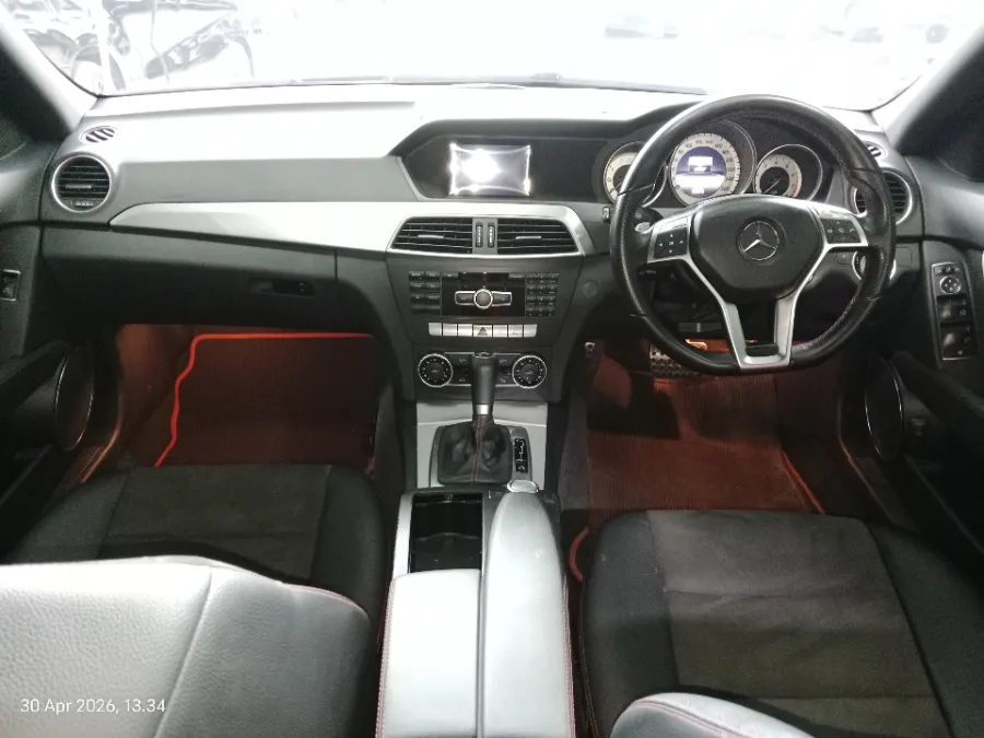 Foto Mobil Bekas Dashboard Mercedes-Benz C250 1.8 CGI tahun 2014
