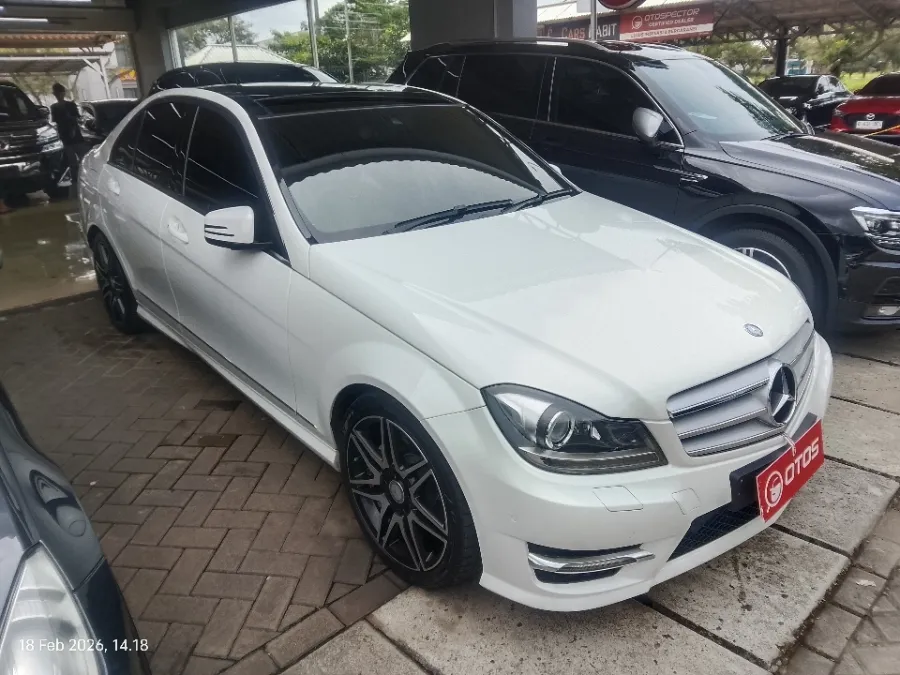 Foto Mobil Bekas Kanan Depan Mercedes-Benz C250 1.8 CGI tahun 2014