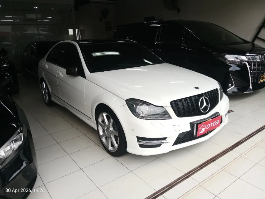Foto Mobil Bekas Kanan Depan Mercedes-Benz C250 1.8 CGI tahun 2014