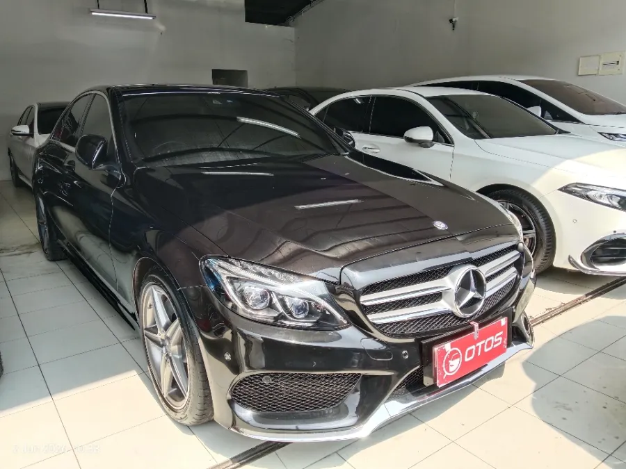 Foto Mobil Bekas Kanan Depan Mercedes-Benz C250 2.0 tahun 2016