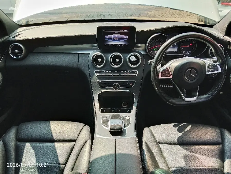 Foto Mobil Bekas Dashboard Mercedes-Benz C300 2.0 tahun 2017