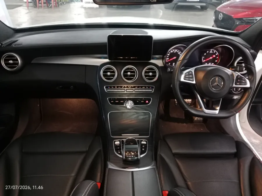Foto Mobil Bekas Dashboard Mercedes-Benz C300 2.0 tahun 2017
