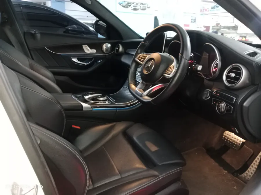 Foto Mobil Bekas Kabin Depan Mercedes-Benz C300 2.0 tahun 2017