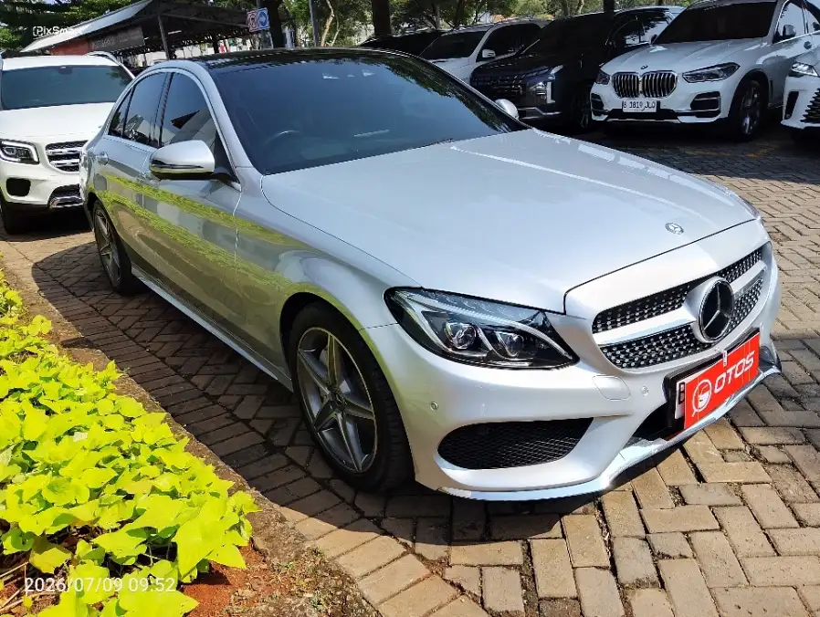 Foto Mobil Bekas Kanan Depan Mercedes-Benz C300 2.0 tahun 2017