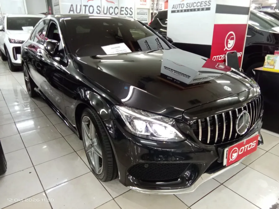 Foto Mobil Bekas Kanan Depan Mercedes-Benz C300 2.0 tahun 2017