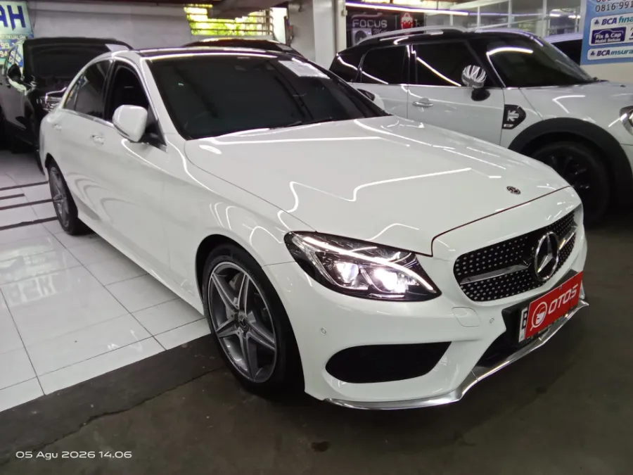Foto Mobil Bekas Kanan Depan Mercedes-Benz C300 2.0 tahun 2018