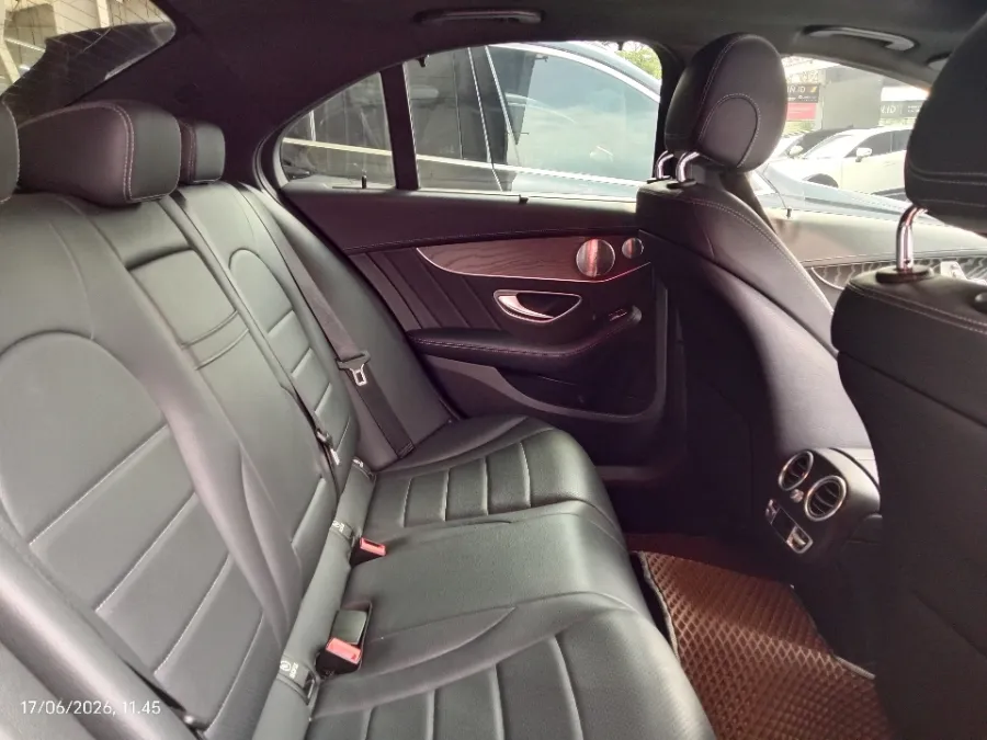 Foto Mobil Bekas Kabin Belakang Mercedes-Benz C300 2.0 tahun 2019
