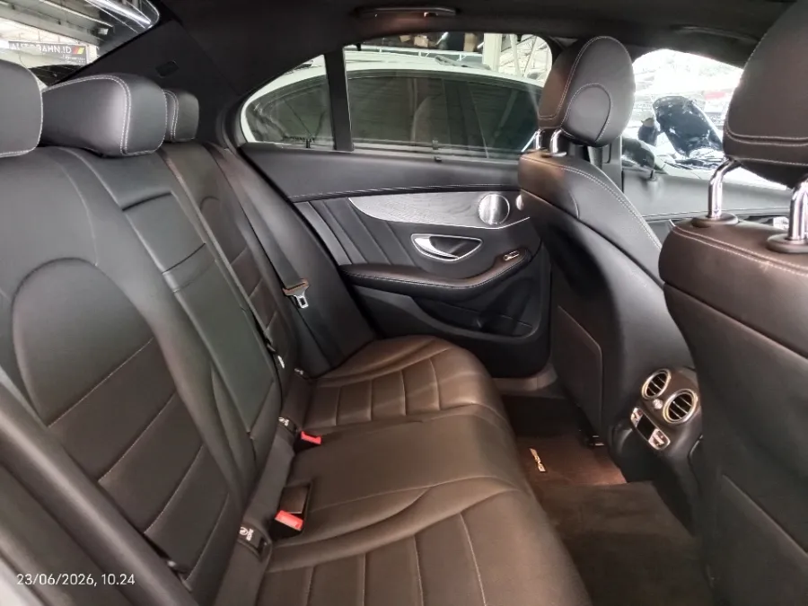 Foto Mobil Bekas Kabin Belakang Mercedes-Benz C300 2.0 tahun 2019