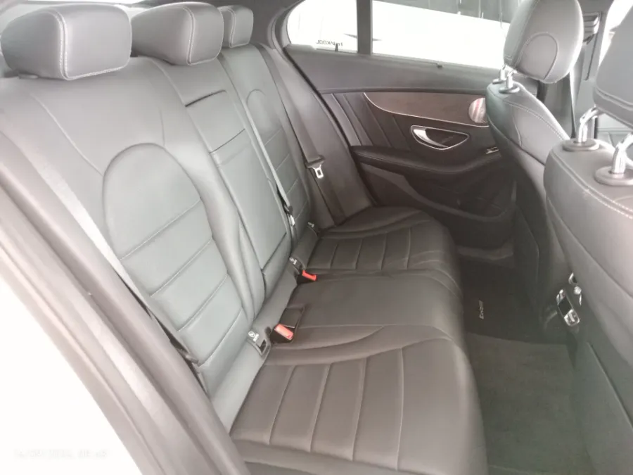Foto Mobil Bekas Kabin Belakang Mercedes-Benz C300 2.0 tahun 2019