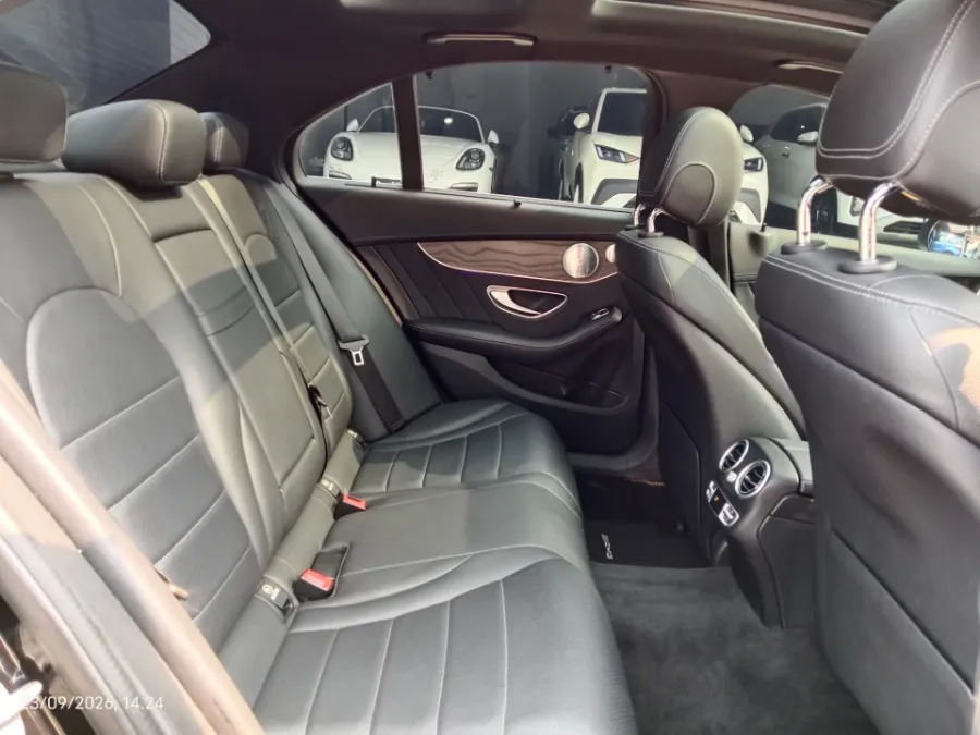 Foto Mobil Bekas Kabin Belakang Mercedes-Benz C300 2.0 tahun 2019