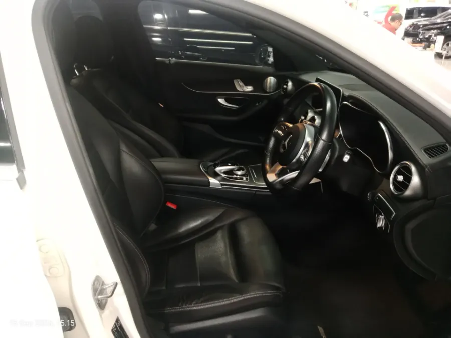 Foto Mobil Bekas Kabin Depan Mercedes-Benz C300 2.0 tahun 2019