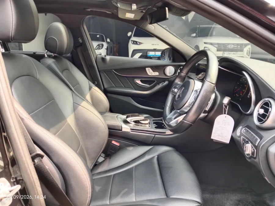 Foto Mobil Bekas Kabin Depan Mercedes-Benz C300 2.0 tahun 2019