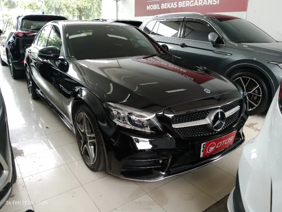 Foto Mobil Bekas Kanan Depan Mercedes-Benz C300 2.0 tahun 2019