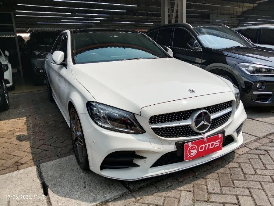 Foto Mobil Bekas Kanan Depan Mercedes-Benz C300 2.0 tahun 2019