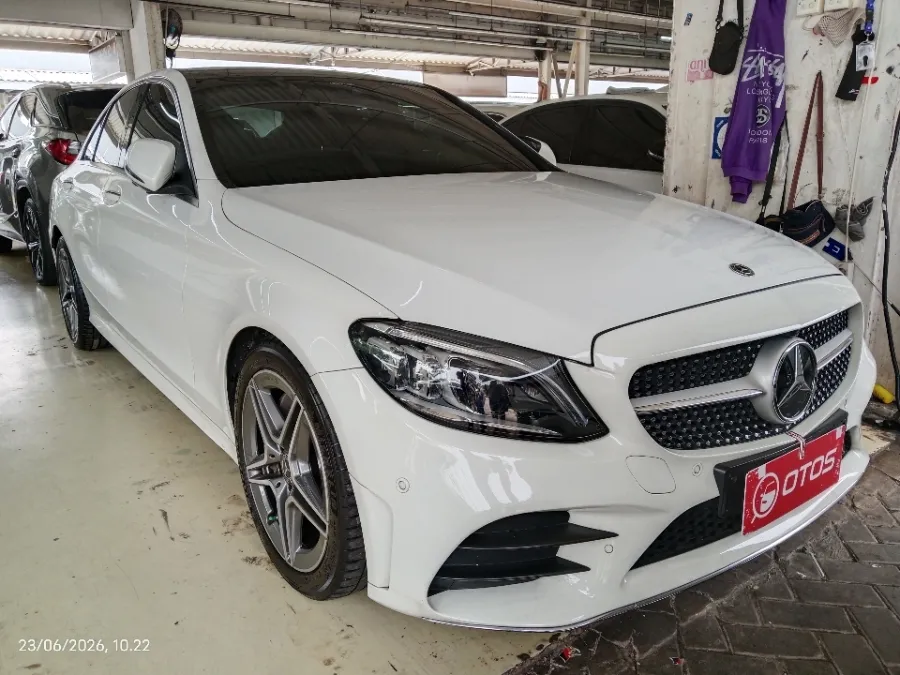 Foto Mobil Bekas Kanan Depan Mercedes-Benz C300 2.0 tahun 2019