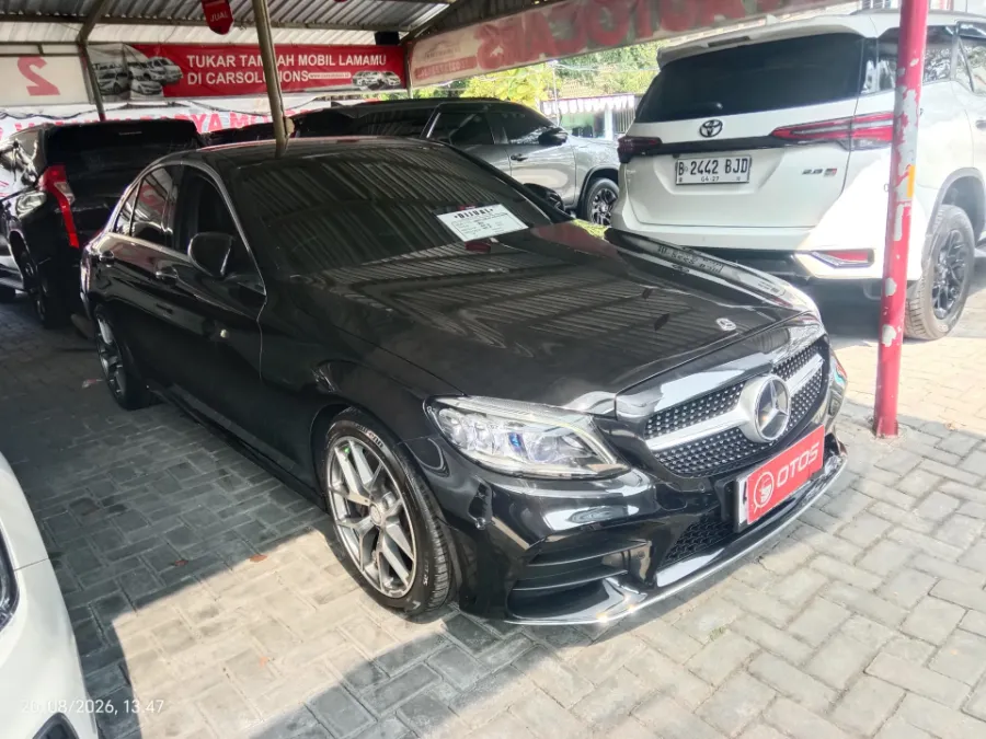 Foto Mobil Bekas Kanan Depan Mercedes-Benz C300 2.0 tahun 2019