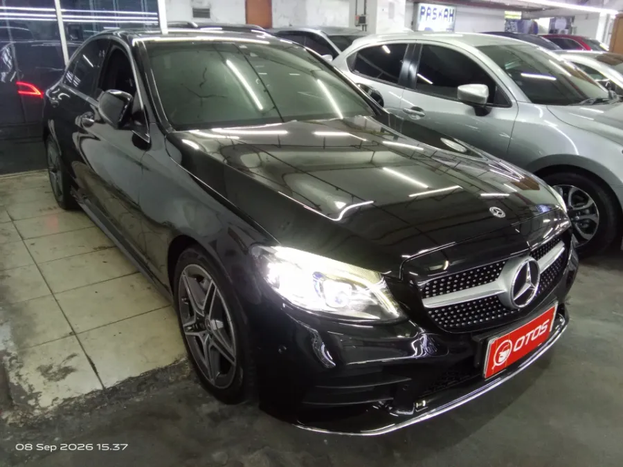 Foto Mobil Bekas Kanan Depan Mercedes-Benz C300 2.0 tahun 2019