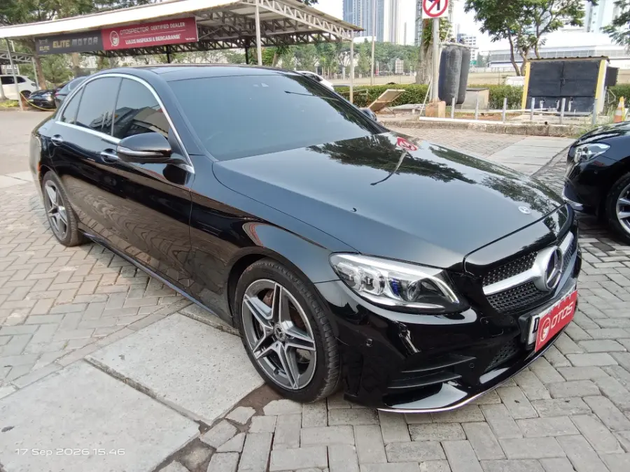 Foto Mobil Bekas Kanan Depan Mercedes-Benz C300 2.0 tahun 2019