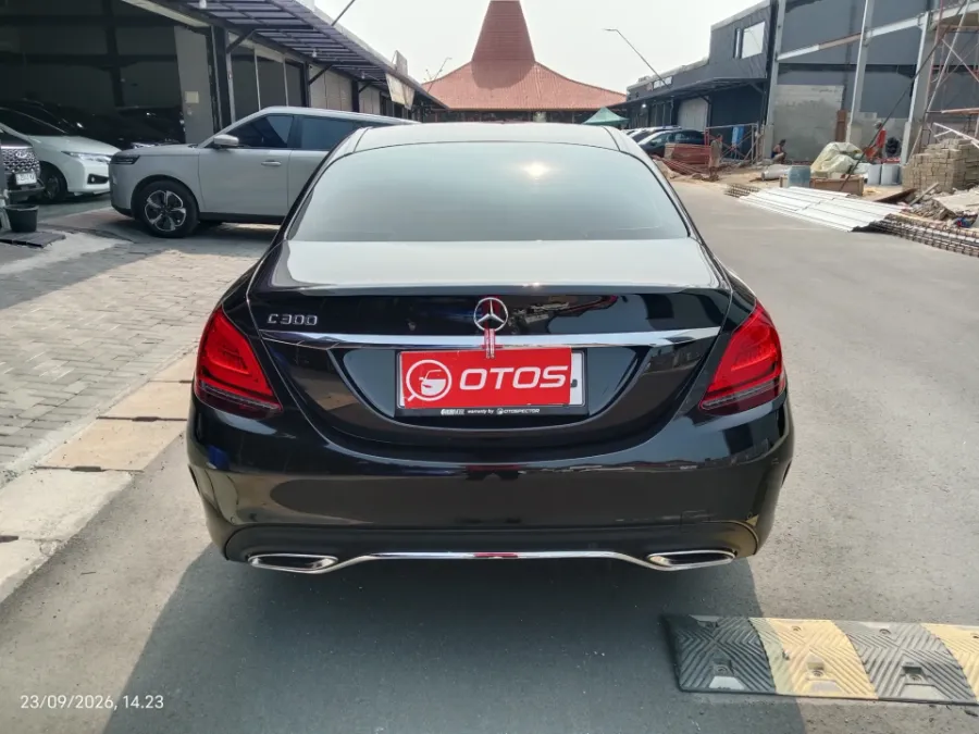 Foto Mobil Bekas Tampak Belakang Mercedes-Benz C300 2.0 tahun 2019