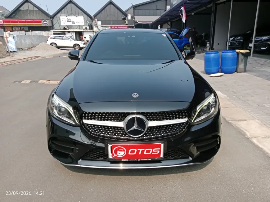Foto Mobil Bekas Tampak Depan Mercedes-Benz C300 2.0 tahun 2019