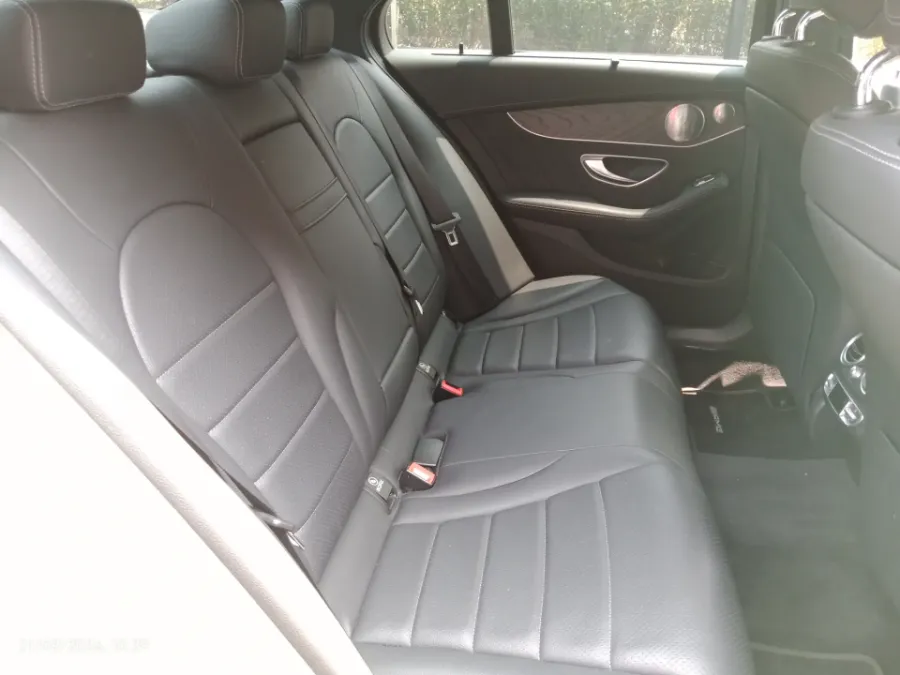 Foto Mobil Bekas Kabin Belakang Mercedes-Benz C300 2.0 tahun 2020