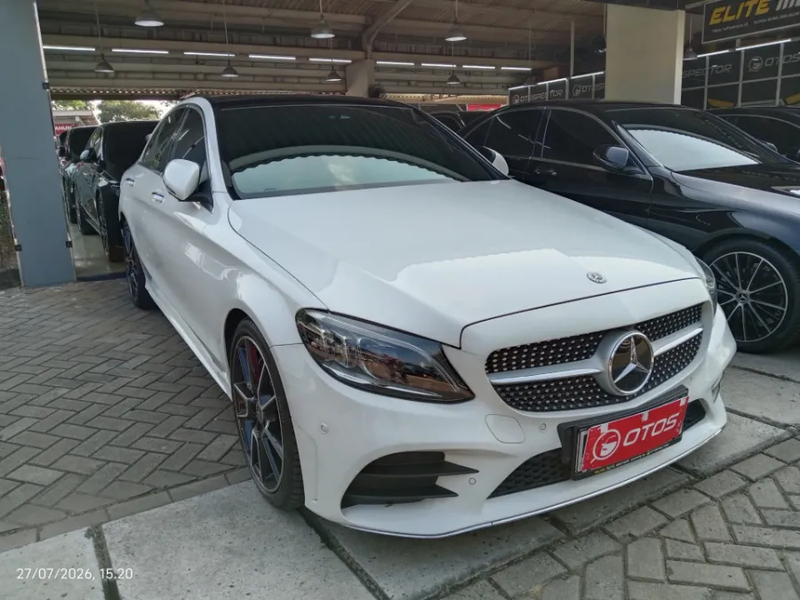 Foto Mobil Bekas Kanan Depan Mercedes-Benz C300 2.0 tahun 2020